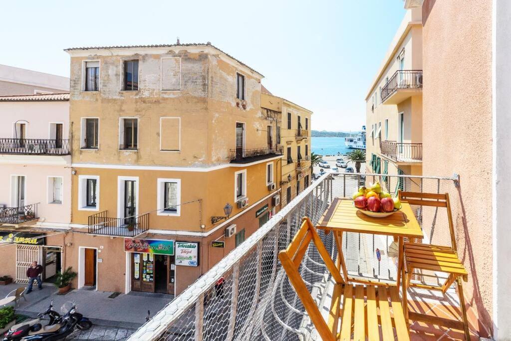 Splendido Appartamento In Pieno Centro Dell'Isola La Maddalena  Buitenkant foto